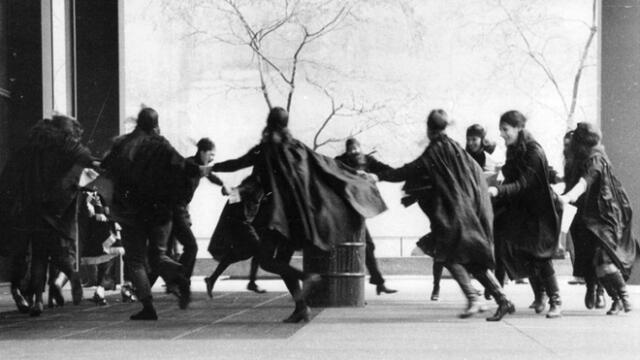 Activistas de W.I.T.C.H. bailando sobre un círculo pintado en el suelo a las afueras de la Convención del Partido Demócrata en Chicago, en 1968. Foto: difusión