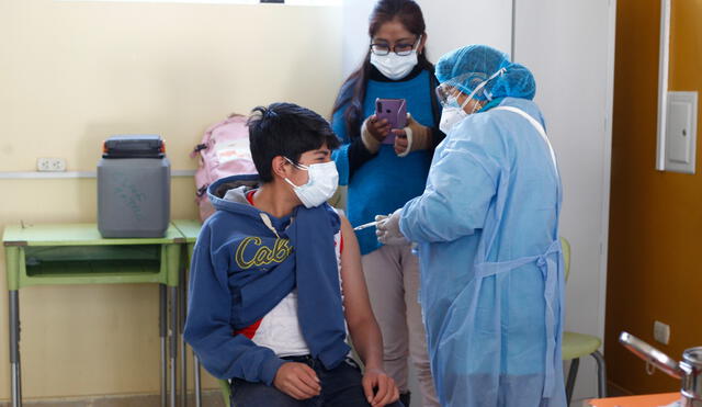 Vacunación contra la COVID-19 a adolescentes. Foto: Juan Carlos Cisneros/La República.