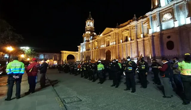 La Plaza de Armas fue cercada con vallas para evitar el tránsito de personas. Foto: Municipio de Arequipa