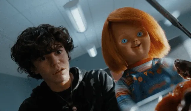 Jake junto a Chucky en el colegio, imagen de 'Chucky, la serie'. Foto: Syfy