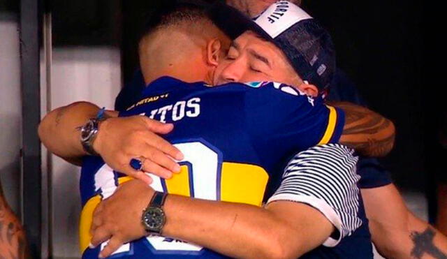 El gran abrazo entre Carlos Tévez y Diego Maradona. Fuente: EFE