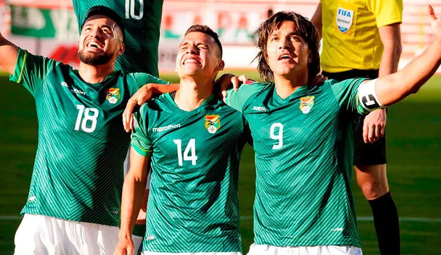 Rodrigo Ramallo, Moisés Villarroel y Marcelo Martins celebrando uno  de los goles ante Paraguay en La Paz. Foto: EFE