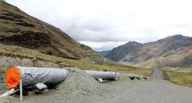 Acchahuata. En esta comunidad se encuentran los tubos del gasoducto sur peruano. La obra estaba a cargo de Odebrecht a quien se le canceló el contrato por insolvencia económica.