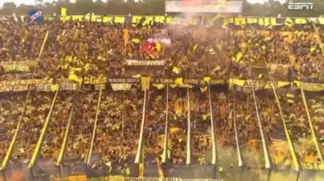 Peñarol vs. Nacional: Hinchas alientan la salida de los equipos. Foto: Captura ESPN