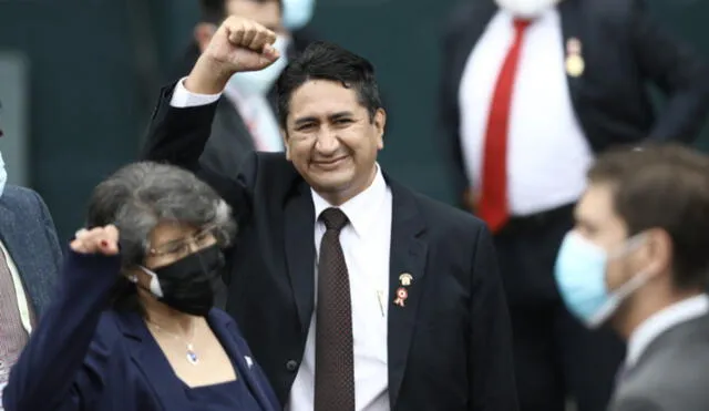 El líder de Perú Libre asegura que el fraccionamiento de la bancada oficialista fue promovido por el ala magisterial más cercana a Pedro Castillo. Foto: La República