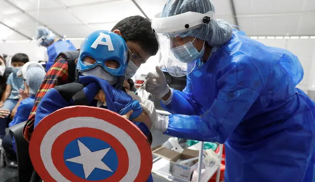 El pequeño Capitán América recibirá su segunda dosis después de 28 días. Foto: Carlos Ortega/EFE