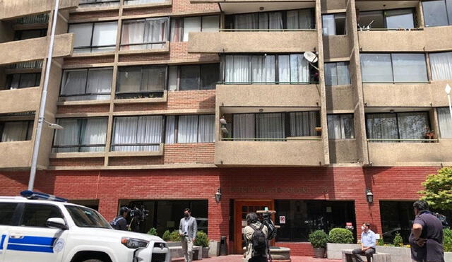 El niño, con trastorno del espectro autista, cayó hasta el balcón del piso 2 a eso de las 10:00 horas y perdió la vida en el lugar. VIDEO: 24 Horas Chile