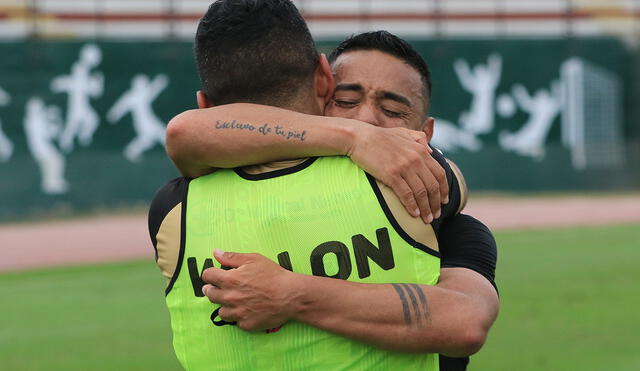 Ramúa se abraza con sus compañeros luego de ganarle a Huancayo Foto: Liga 1
