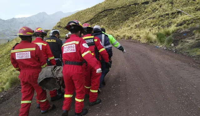 El cadáver fue retirado por bomberos y policías. Foto: Compañía de Bomberos 50 de Sicuani (Canchis).