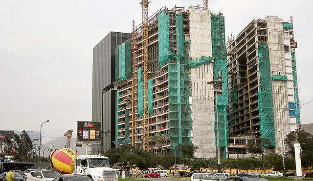 ¿Quién fiscaliza altura de edificios? Se siguen construyendo proyectos en la ciudad. Foto: La República