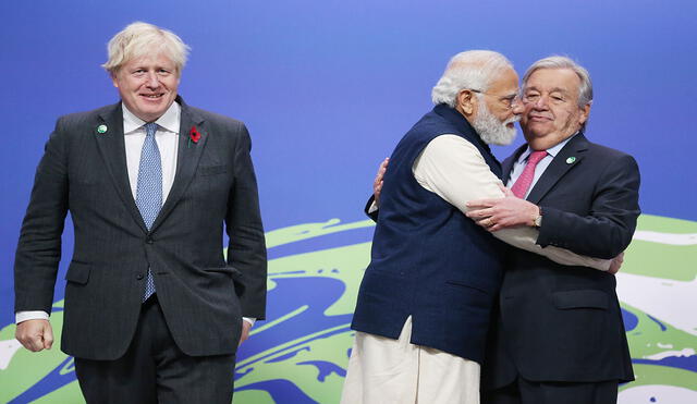 El primer ministro indio, Narendra Modi (c), abraza al secretario general de la ONU, António Guterres, al lado del primer ministro británico, Boris Johnson, durante la recepción de líderes asistentes a la COP26. Foto: EFE