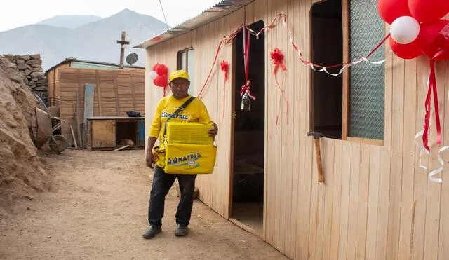 German Ludeña recibiendo su casa prefabricada. Foto: Municipalidad Provincial de Huarochirí