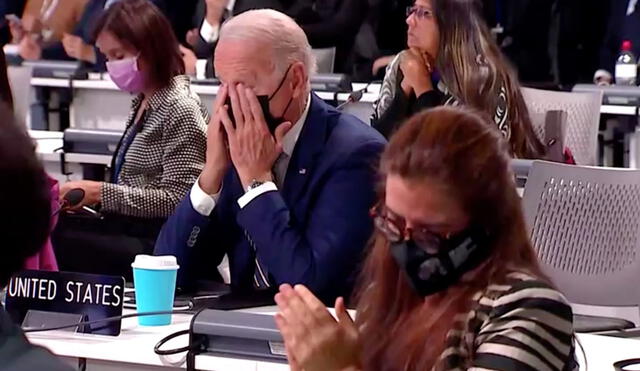 Joe Biden cerró los ojos durante 22 segundos antes de su asistente se acercara. Foto. New York Post