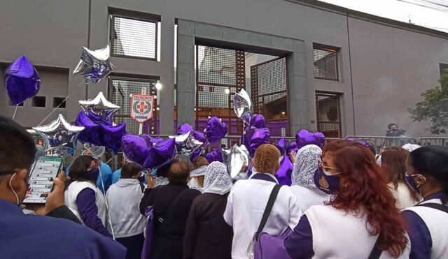 Decenas de fieles se acercaron al templo del Cercado de Lima con globos morados. Foto: María Pía Ponce / URPI – LR