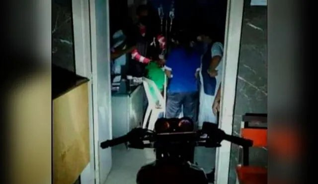 Paciente es atendido bajo la luz de una motocicleta en medio de un apagón que se registró en un hospital del estado Sucre, Venezuela. Foto: Caraota Digital
