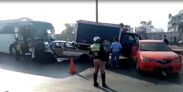 Hasta el accidente llegaron tres unidades de los hombres de rojo, personal de serenazgo, la ambulancia y la Policía Nacional del Perú. Foto: Pamela Advíncula/ URPI-LR
