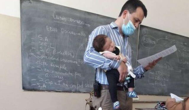 Federico Tenreyro, profesor de la materia Economía Política cargando a la bebé después de cantarle. Foto: Ludmila Disante