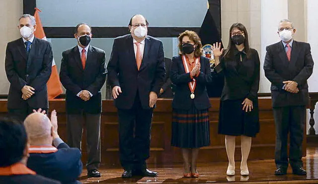 Periodo. Julio Velarde, Roxana Barrantes, José Távara y Germán Alarco, luego de juramentar ante Elvia Barrios. El ministro Francke estuvo en la ceremonia. Foto: Andina