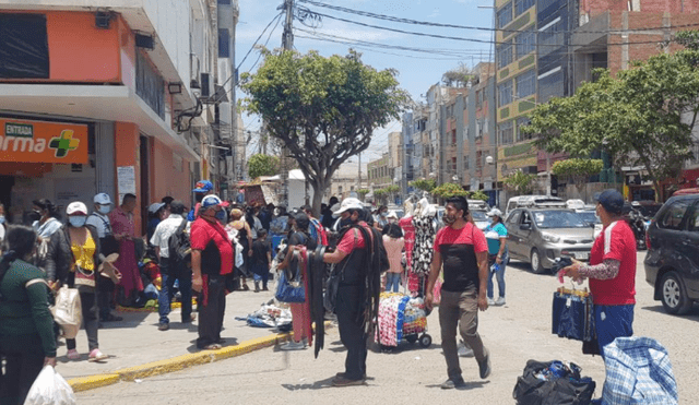Francisco Guzmán señaló que el problema de la informalidad se plasma todos los días en las calles de Chiclayo. Foto: Urpy/ La República