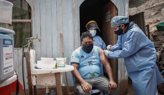 El Minsa implementó la estrategia de vacunación casa por casa a fin de inmunizar a las personas que no pueden acercarse a los centros de inoculación. Foto: Antonio Melgarejo Yaranga/La República