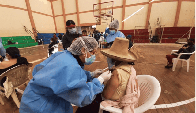La autoridad regional señaló que el proceso de vacunación avanza en la zona urbana y rural. Foto: Gobierno Regional de  Cajamarca