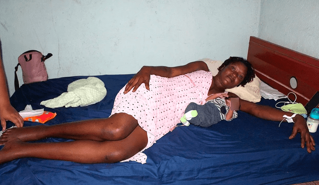 La madre, originaria de Haití, está contenta porque su bebé nació sano. Foto: EFE