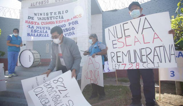 Trabajadores del centro juvenil Alfonso Ugarte protestan por las condiciones en que trabajan. Foto: Rodrigo Talavera/La República.