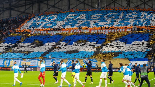 Hinchas del Marsella mostraron provocador mensaje en el encuentro contra Lazio. Foto: Twitter Olympique de Marsella