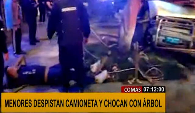 Tras el accidente, los adolescentes de 17 y 16 años fueron trasladados al hospital. Foto: captura de Panamericana