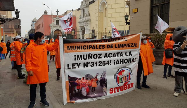 Trabajadores de limpieza realizan un gran plantón a la espera que Jorge Muñoz atienda sus pedidos. Foto: URPI-LR