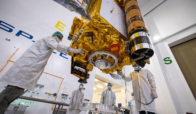 Equipo de la misión revisa la nave DART, que será usada para desviar un asteroide cercano a la Tierra. Foto: NASA / Johns Hopkins APL / Ed Whitman