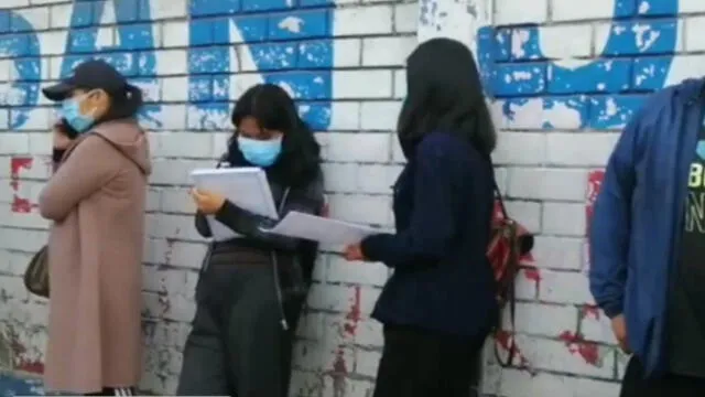 Hay escolares haciendo su tarea en la cola para aprovechar el tiempo. Foto: captura RPP Noticias