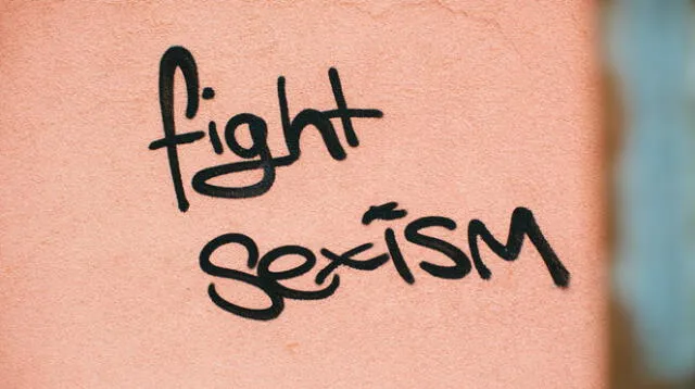 "Lucha contra el sexismo". La publicidad sexista remarca los estereotipos de género que perpetúan comportamientos machistas, según experta. Foto: unsplash