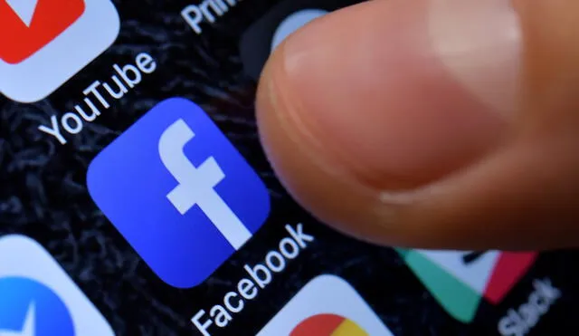 Facebook también permite convertir a una cuenta en conmemorativa. Foto: EFE