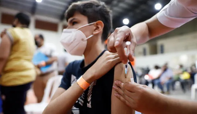 Los niños deber esperar tres semanas entre las dos dosis de Pfizer, como los adultos, aunque las dosis son menores. Foto: Nathalia Aguilar / EFE