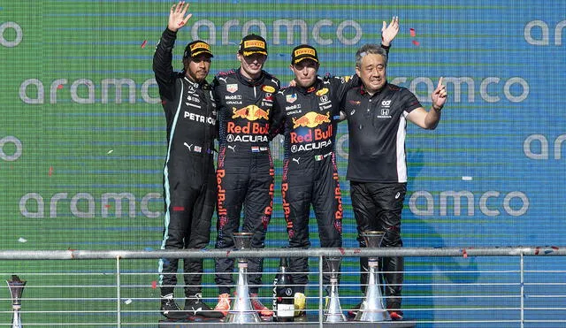 Max Verstappen y Lewis Hamilton compiten punto a punto en la Fórmula 1. Foto: AFP