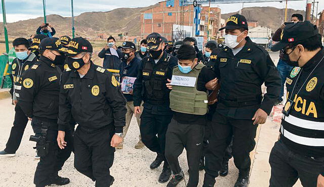 Expulsado. El exsuboficial Santiago Paco Mamani (con chaleco) fue recibido ayer en Puno. Foto: difusión