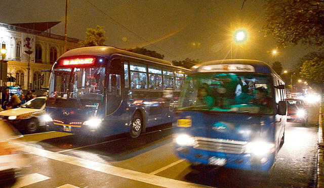 Informal. Escenas como esta, en la que una cúster compite con un bus del corredor azul, se podrían repetir en breve. Foto: difusión