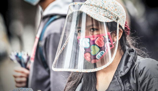 El protector facial es obligatorio en las unidades de transporte público. Foto: Antonio Melgarejo / La República