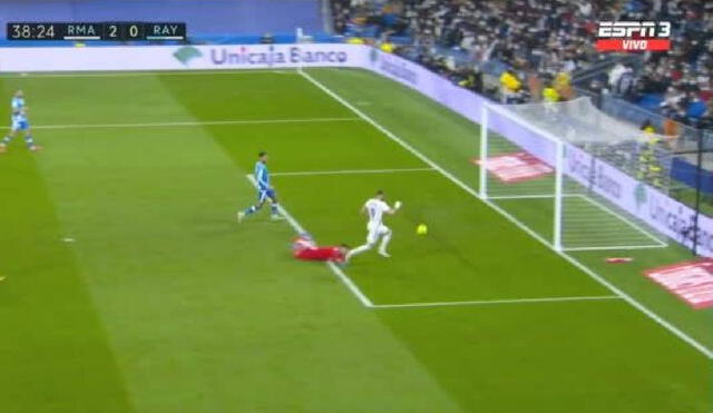 Karim Benzema colocó el segundo tanto sobre el final del primer tiempo. Foto: captura/ESPN 3