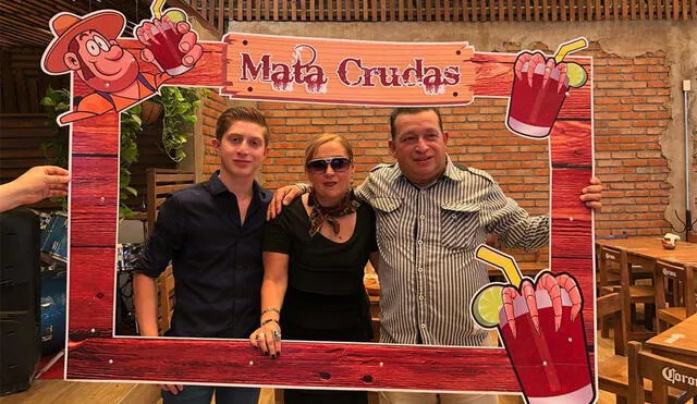 Octavio Ocaña posó junto a su madre y padre. Foto: Instagram/Octavio Ocaña