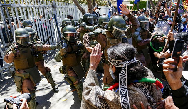 Indígenas mapuches chilenos y sus partidarios se enfrentan con la policía antidisturbios durante una protesta contra el gobierno de Chile frente al edificio del Congreso en Valparaíso. Foto: AFP-VIDEO: CNN Chile
