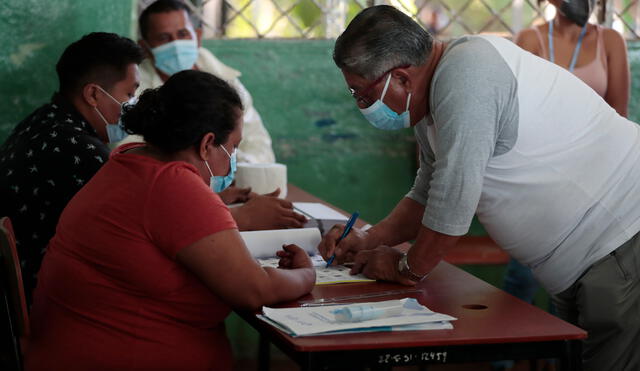 Un hombre vota en las elecciones presidenciales hoy, en la Junta Receptora de Esquipula en Managua (Nicaragua). Foto: Jorge Torres/EFE