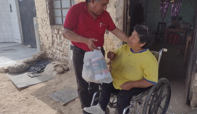 Profesor llegó al centro poblado Alto Trujillo abrindar apoyo. Foto: JLL