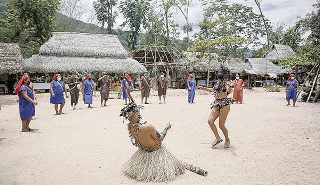 Algarabía. La comunidad ashaninka de Marankiari recibe a los visitantes con su alegre música y bailes nativos. Danza dura aproximadamente 5 minutos, e invitan a los turistas a participar de ella. Foto: Antonio Melgarejo/ La República
