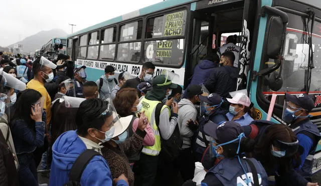 Gran afluencia de personas y aglomeraciones tras ausencia de buses de transporte. Foto: Marco Cotrina/ La República