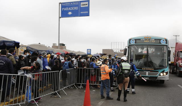 Aglomeraciones tras ausencia de buses. Foto: Marco Cotrina/La República