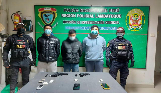 Sujetos también tenían equipos celulares y otros objetos entre sus pertenencias. Foto: PNP