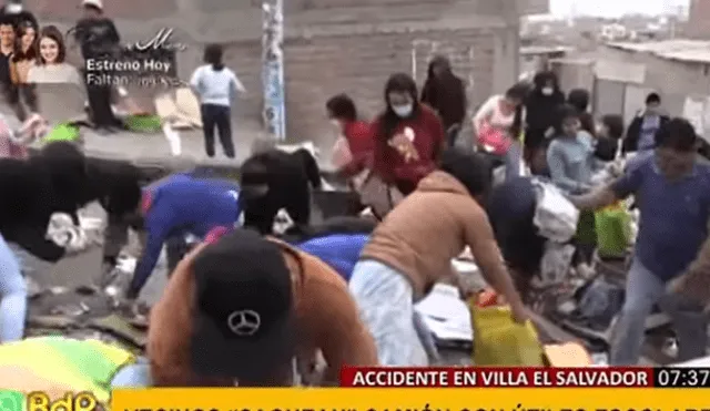 Vecinos sacaron bolsas y guardaron todo lo que pudieron. Foto: captura Panamericana TV