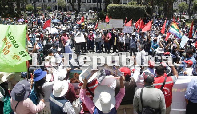 Protestantes se reunieron en la plaza España y luego transitaron por vías principales. Foto: Rodrigo Talavera/ La República